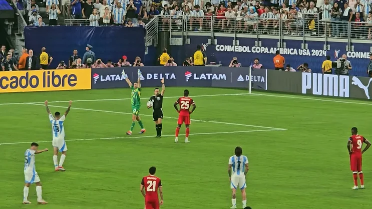 国家队球衣与队徽细节实拍(矛盾三:健康信息与保险性选人)